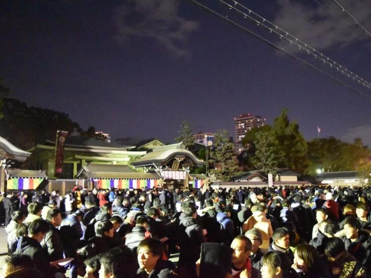 日本人新年抢头香，第一名才是倒霉蛋