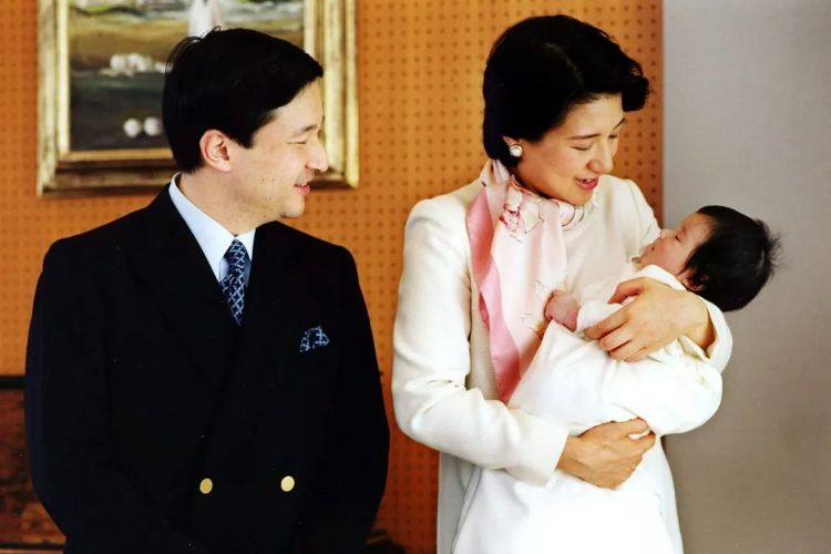 日本下任天皇之争：皇室独子人设崩塌，公主的人气越来越高…终于要出现女天皇了？
