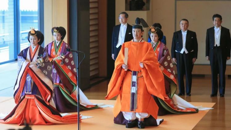 日本下任天皇之争：皇室独子人设崩塌，公主的人气越来越高…终于要出现女天皇了？