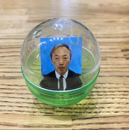日本推出的“陌生人证件照”扭蛋火了，十块钱就能买一张素人照片