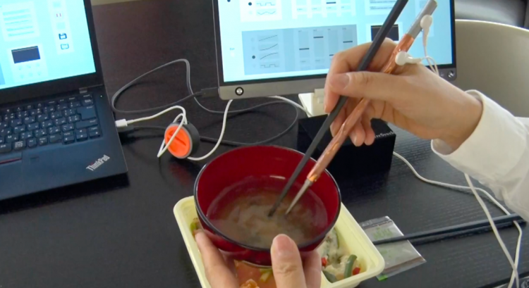 日本人做了双电筷子，用它吃啥都是咸的