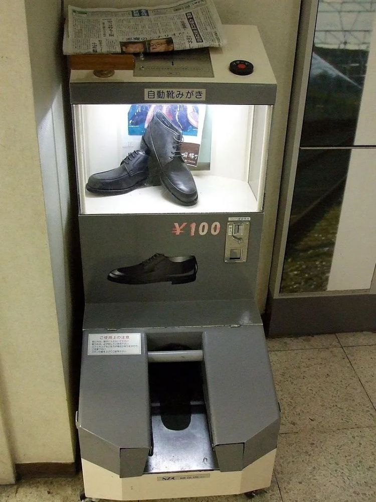 日本街头最后的擦鞋匠人：“鞋子擦得干干净净，内心也变得干干净净。”