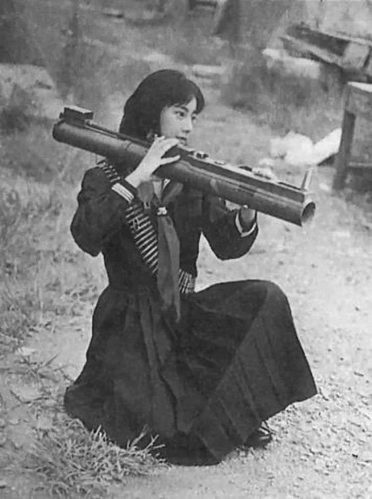 为什么日本人热衷于让女高中生拯救世界？