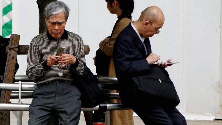 日本翻盖手机要停用了，381万人陷入混乱