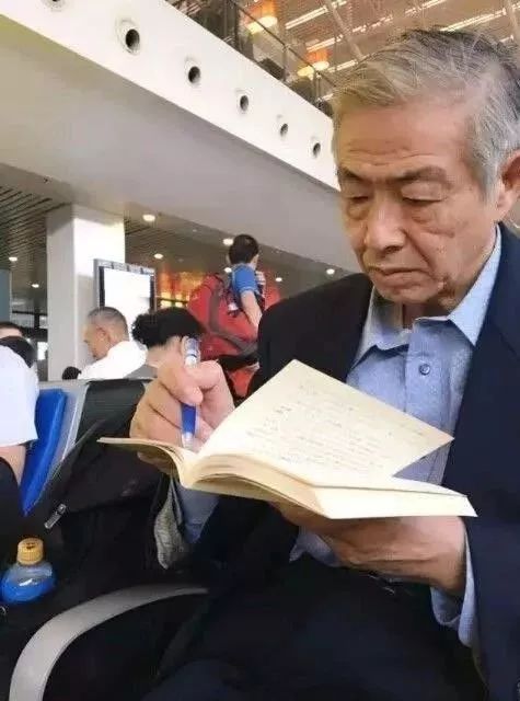 75岁日本老头独居中国，拿3000低薪，却过出了满分人生