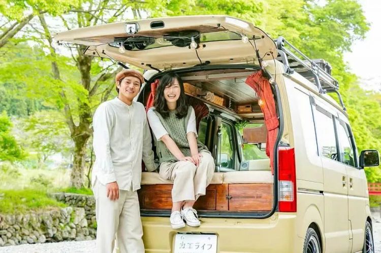 日本情侣花2万改造房车，环游日本2年、吃住全在车上，将日子过成了向往的生活