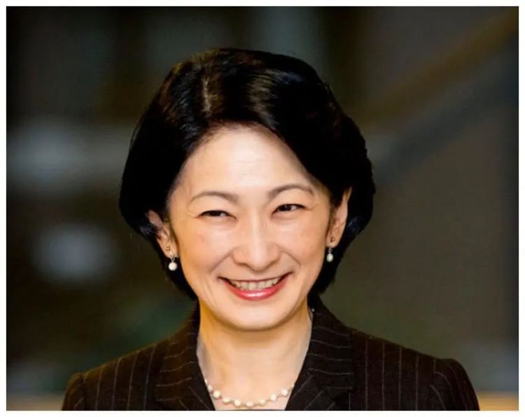 日本民众喜爱的“平成灰姑娘”，越来越像狐狸脸
