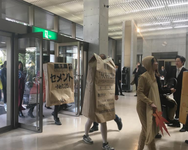 日本大学生的毕业照，老师到底是怎么忍住不笑的？