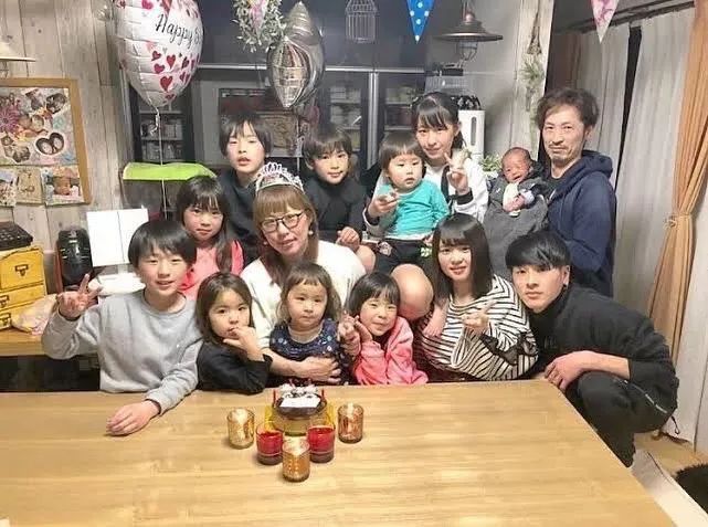 日本夫妻连生13个娃，每天凌晨2点睡4点起，网友：听着我已经窒息了....