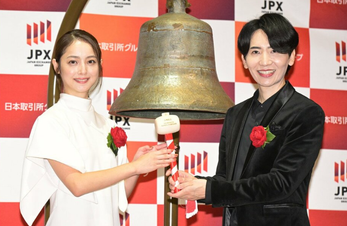 佐佐木希亮相东京证券交易所 为AI创企上市敲钟