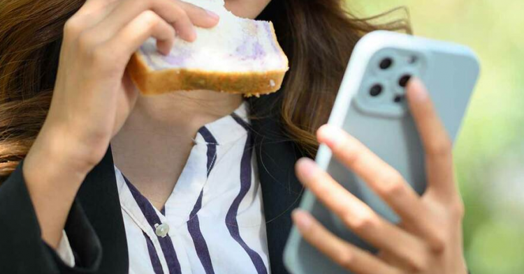 调查显示:近八成日本年轻人边看手机边吃饭 调查显示:近八成日本年轻人边看手机边吃饭