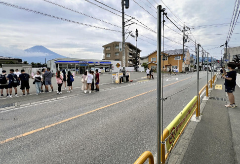 富士山拍摄点设立新围栏应对游客不当行为