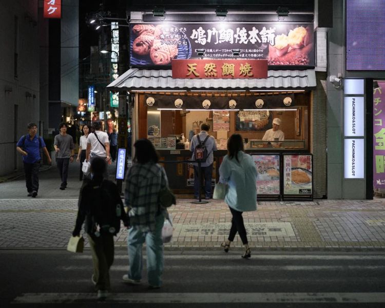 在夜晚的东京散步