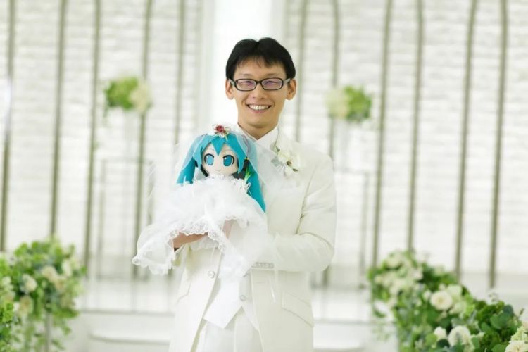 官方警告！宅男公务员和初音未来结婚6年后摊上事了！