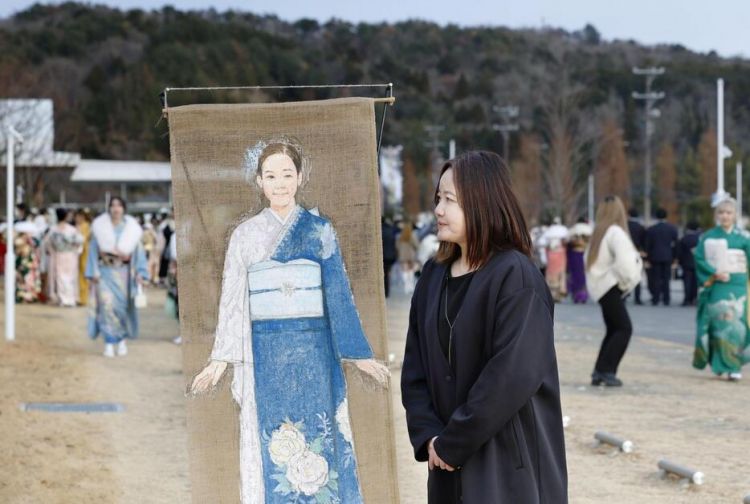 画笔描绘逝去爱女 东日本大地震遇难者家属迎特殊成人礼