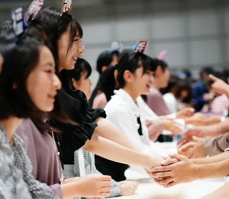 票价不到100块，不追内娱的年轻人沉迷地下偶像