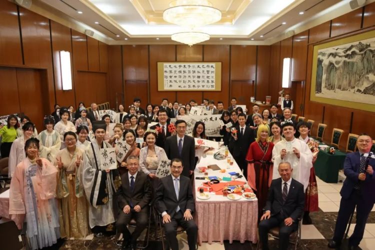 驻日本大使吴江浩出席“驻日本大使馆青年外交官与上智大学学生交流会”