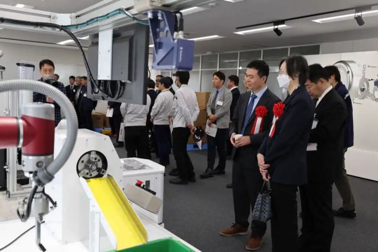 驻名古屋总领事杨娴考察节卡机器人丰桥工厂 驻名古屋总领事杨娴考察节卡机器人丰桥工厂