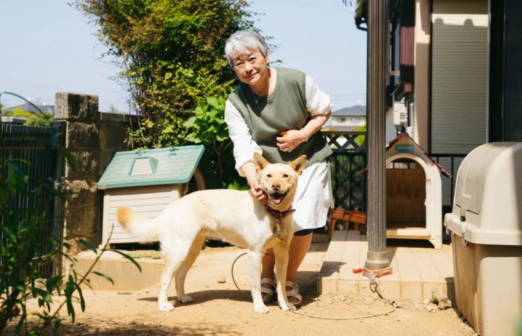 日本妈妈连生9孩，27年每天洗35公斤衣服，丈夫拼命赚钱，如今两人却分居了