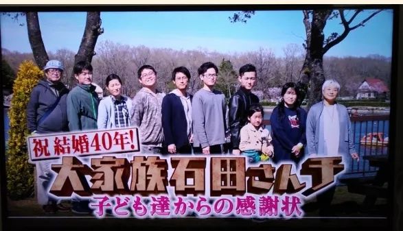 日本妈妈连生9孩，27年每天洗35公斤衣服，丈夫拼命赚钱，如今两人却分居了