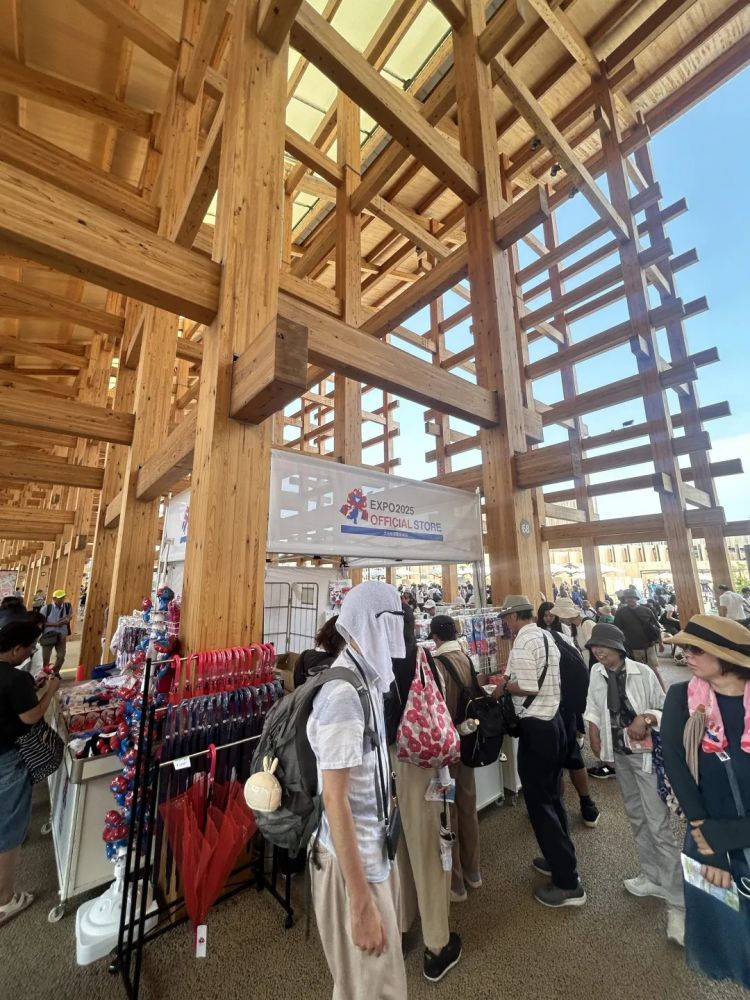 日本女网红在大阪世博会公然露出私密部位，网友怒吼：日本之耻！快逮捕她！
