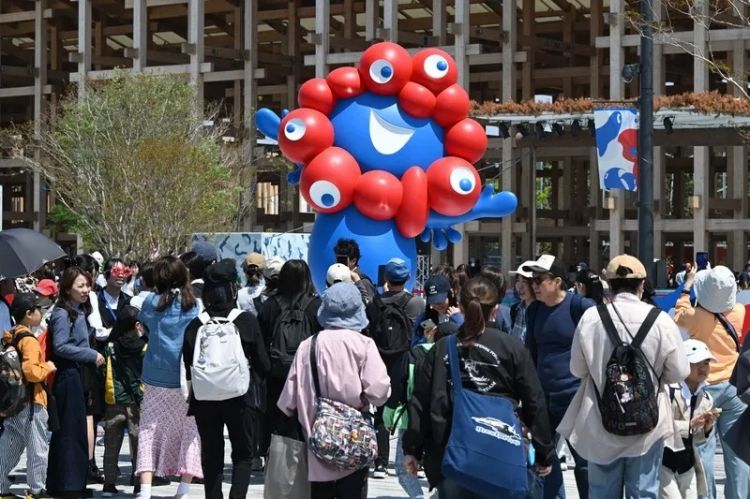 日本女网红在大阪世博会公然露出私密部位，网友怒吼：日本之耻！快逮捕她！