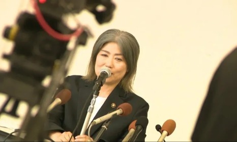 日本一市长伪造学历被揭穿，死缠烂打后放话“还会回来”，日本网友竟说“再给她一个机会”？