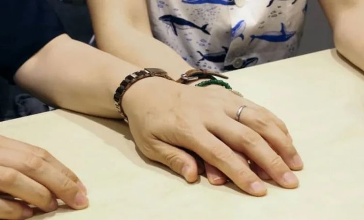 老公变女人，妻子超支持。日本政府却喊：给我离婚！
