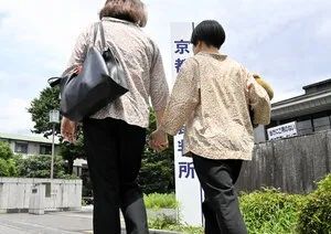 老公变女人，妻子超支持。日本政府却喊：给我离婚！