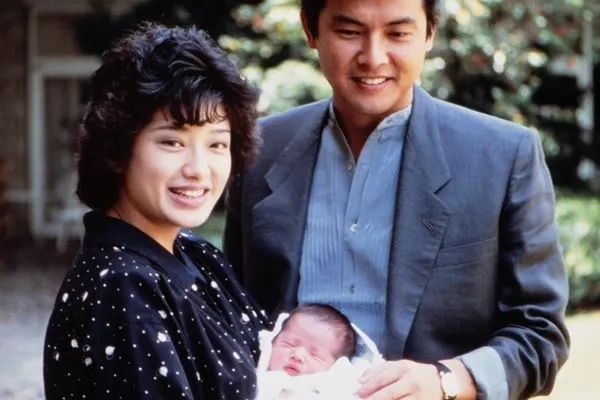 73岁三浦友和不靠儿孙不住豪宅，只想和山口百惠安静老去