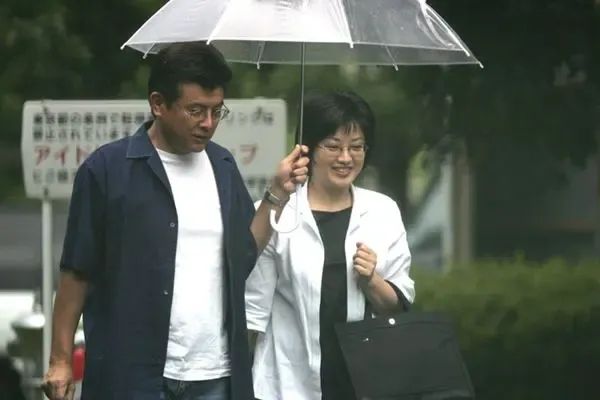 73岁三浦友和不靠儿孙不住豪宅，只想和山口百惠安静老去