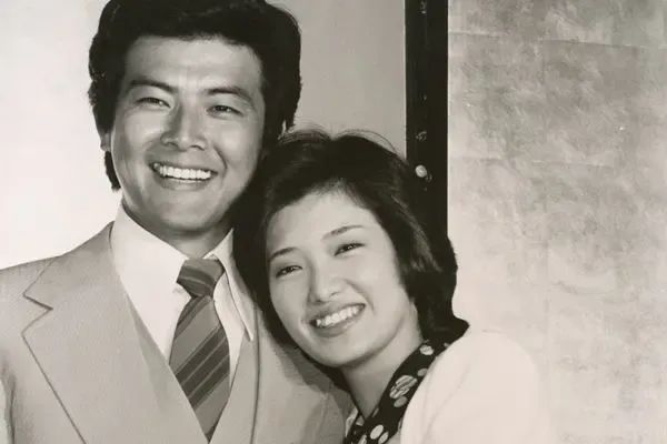 73岁三浦友和不靠儿孙不住豪宅，只想和山口百惠安静老去