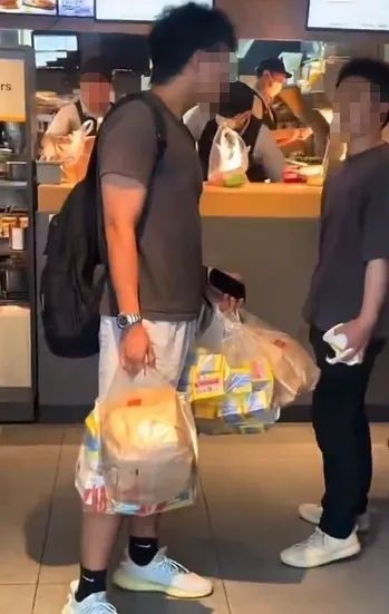拳打谷子店脚踢麦当劳，中国黄牛快把日本小孩逼疯了