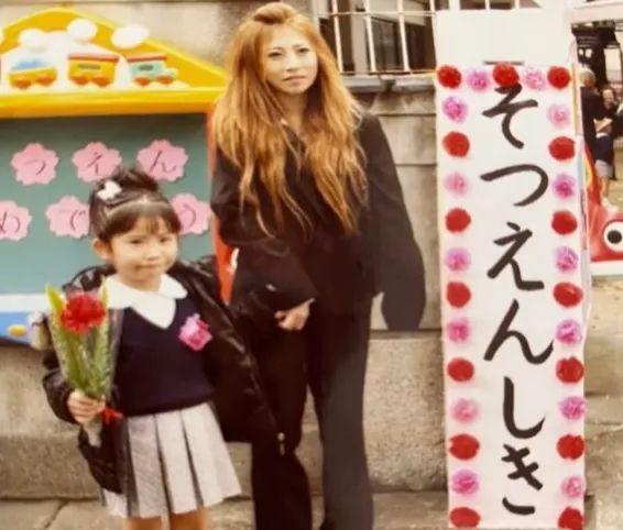 日本女孩14岁当妈，上学带娃两不误？如今和女儿一起开女仆咖啡厅当网红