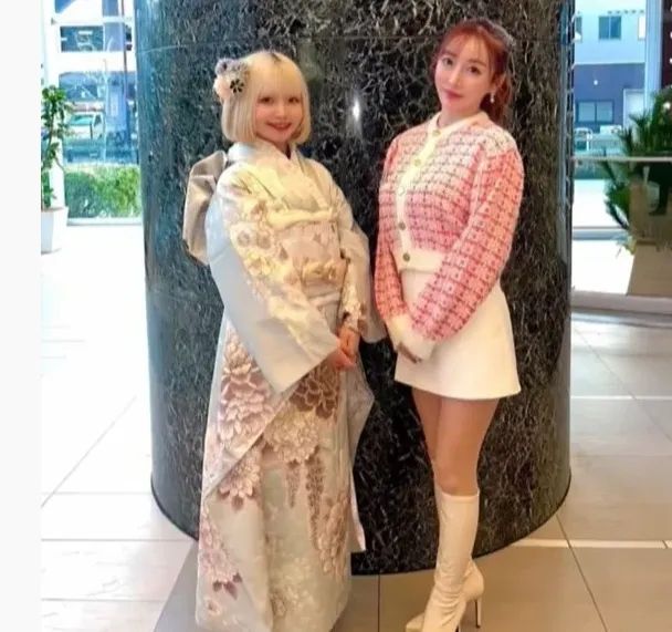 日本女孩14岁当妈，上学带娃两不误？如今和女儿一起开女仆咖啡厅当网红