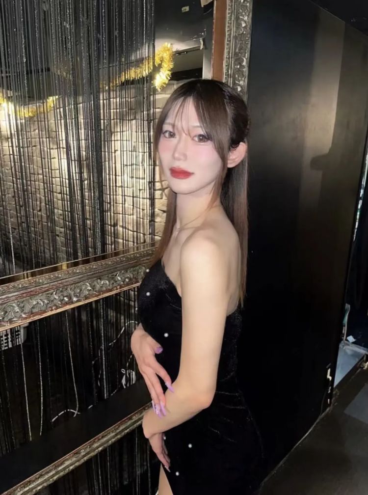 日本22岁头牌陪酒女，过去竟是一身汗臭的棒球体育生？