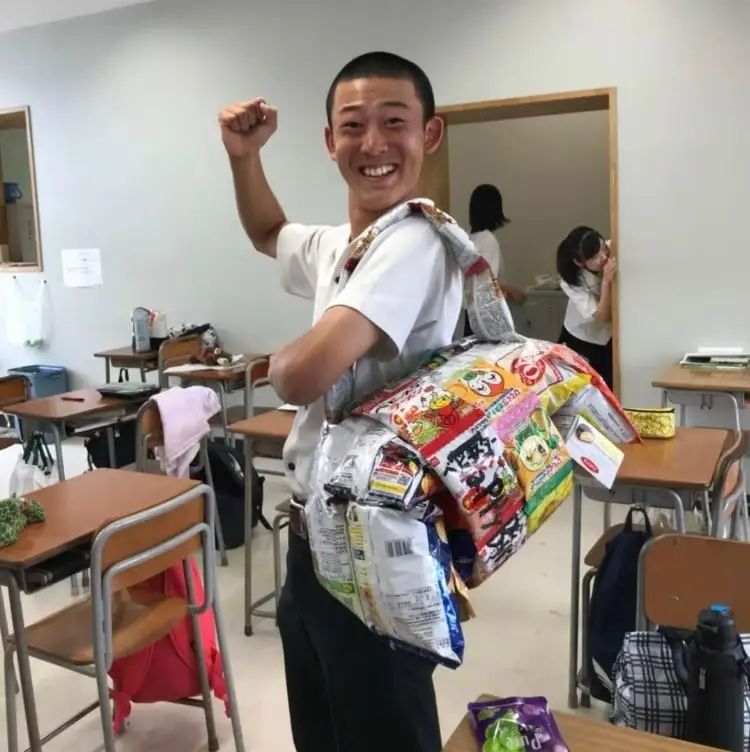 日本22岁头牌陪酒女，过去竟是一身汗臭的棒球体育生？