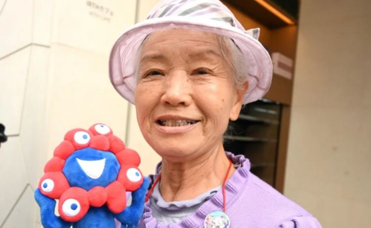 从上海到大阪，从爱知到迪拜！日本这位“疯狂老奶奶”坚持了整整20年...