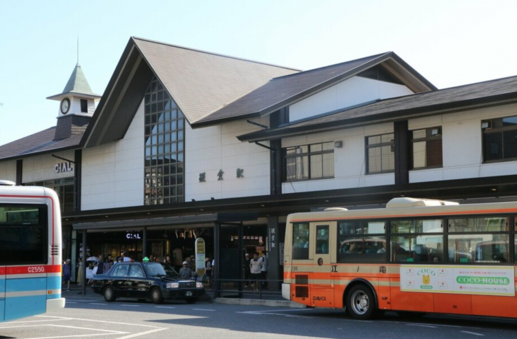 镰仓游客随地小便 寺庙惊现“尿瓶” 当地居民苦不堪言