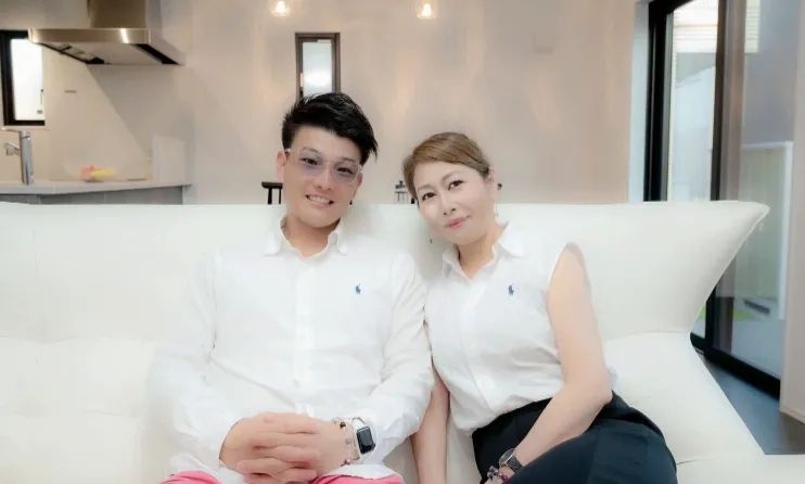 日本一妈妈改嫁女儿的同学，女儿：我拿你当同学你想当我爸？