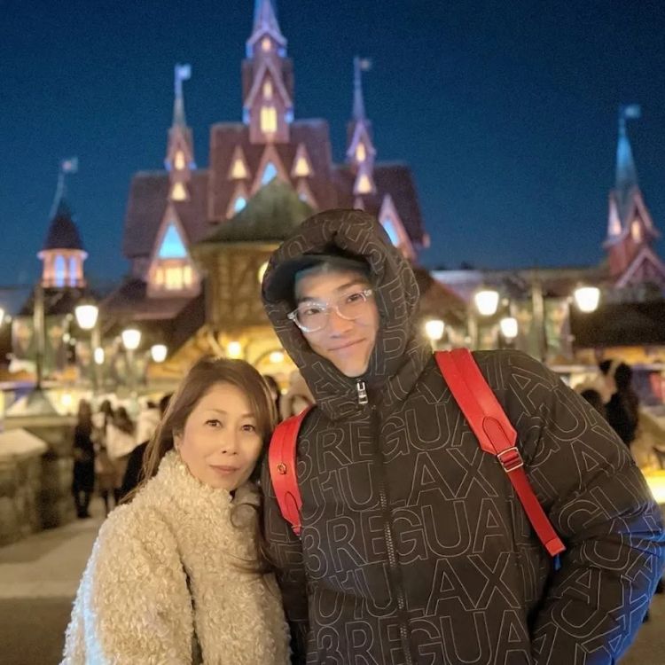 日本一妈妈改嫁女儿的同学，女儿：我拿你当同学你想当我爸？