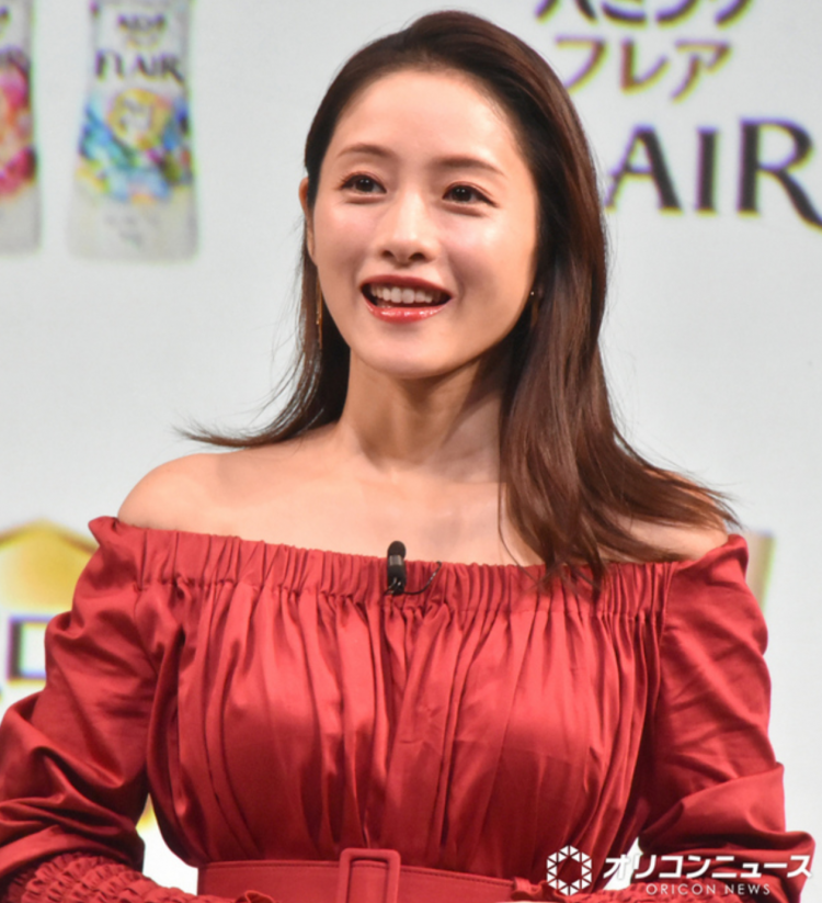 石原里美产后首度公开亮相 笑谈育儿问题