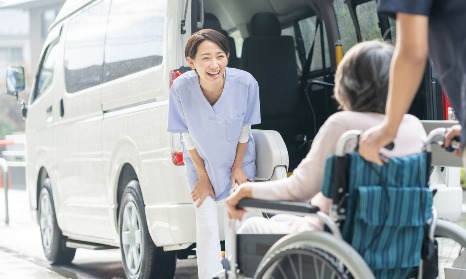 日本高龄者的护理费用：2024年度的总额为11兆930亿日元：比前一年增加了4200亿日元