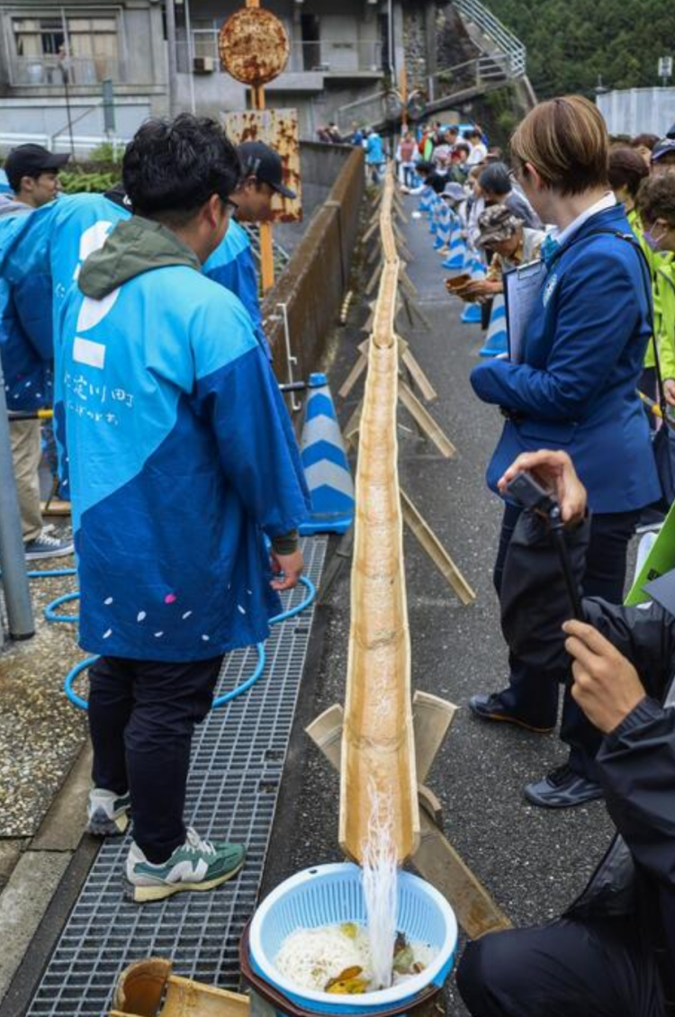 日本高知县仁淀川町刷新流水素面吉尼斯纪录