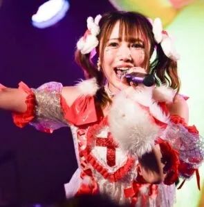 日本偶像36岁才全身整形出道,如今44岁还在闪耀舞台? 日本偶像36岁才全身整形出道,如今44岁还在闪耀舞台?