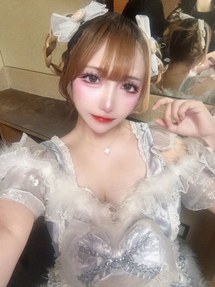 日本偶像36岁才全身整形出道,如今44岁还在闪耀舞台? 日本偶像36岁才全身整形出道,如今44岁还在闪耀舞台?