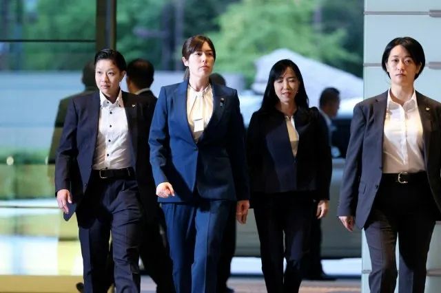 交际花高市早苗和其他领导人搂搂抱抱！日本人观点两极分化，有人要“守护高市的笑容”