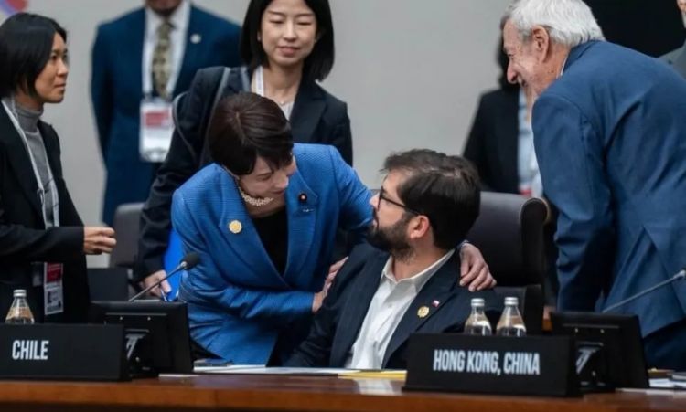 交际花高市早苗和其他领导人搂搂抱抱！日本人观点两极分化，有人要“守护高市的笑容”