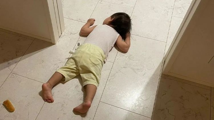 比“裸孩”还惨!继父和亲生母亲长年虐女,致其大小便失禁,却只被判12年?! 比“裸孩”还惨!继父和亲生母亲长年虐女,致其大小便失禁,却只被判12年?!