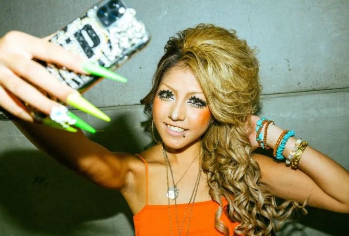 17岁日本辣妹辍学边当杂志模特边工地搬砖,长指甲断了上胶水,和工友打成一片? 17岁日本辣妹辍学边当杂志模特边工地搬砖,长指甲断了上胶水,和工友打成一片?